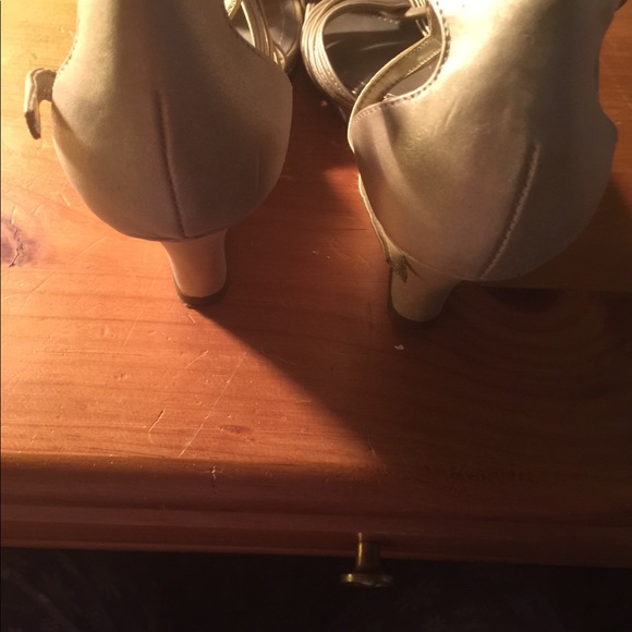 Isaac Mizrahi gold soft metallic wedge heels - Picture 5 of 5